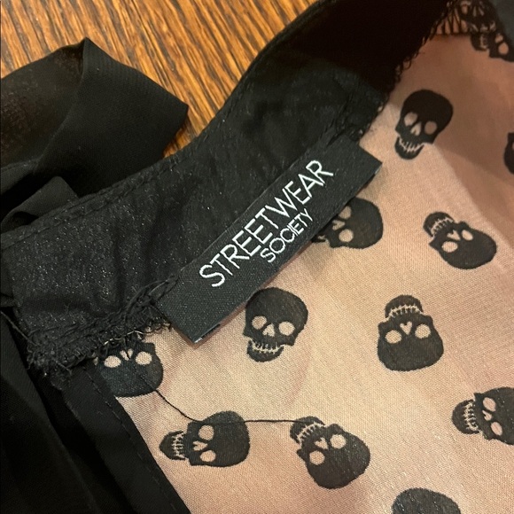 Sheer Skull Top - Picture 3 of 4